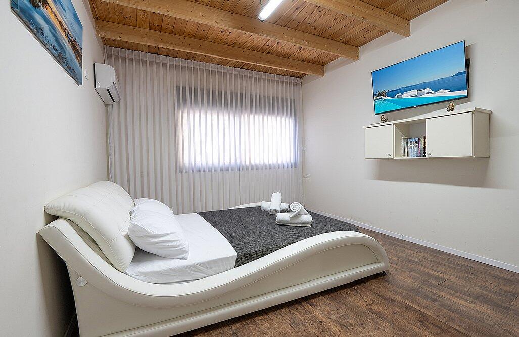 גני הצוק - וילת אירוח צפון  52  נופש - וי פור ויקיישן - V for Vacation