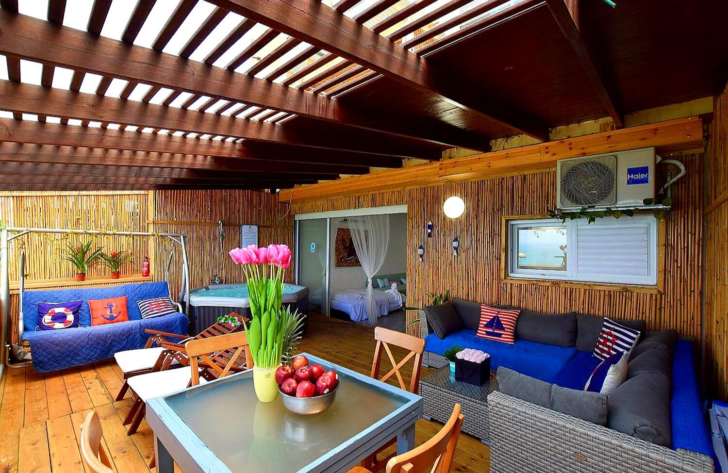 רויאל חוף צאנז וגקוזי איטלקי מול גלי הים מרכז  5  נופש - וי פור ויקיישן - V for Vacation