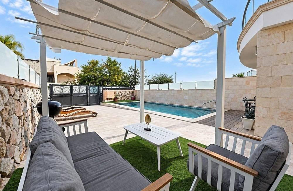 וילה ארינס - Villa Arins דרום  6  נופש - וי פור ויקיישן - V for Vacation