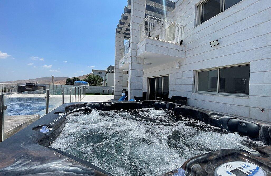 וילה לבנה יבנאל צפון  5  נופש - וי פור ויקיישן - V for Vacation