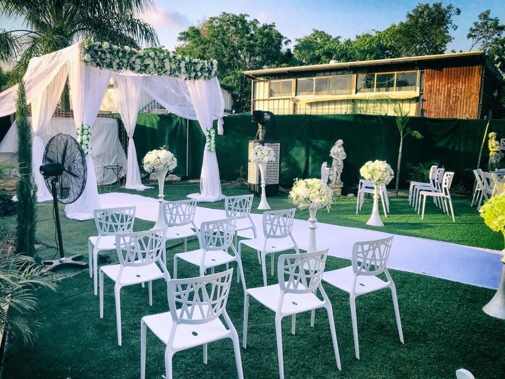 בחצר של אפריים מרכז  14  נופש - וי פור ויקיישן - V for Vacation