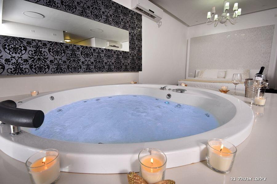 סוויטות כחול לבן ובקתות אגם צפון  22  נופש - וי פור ויקיישן - V for Vacation