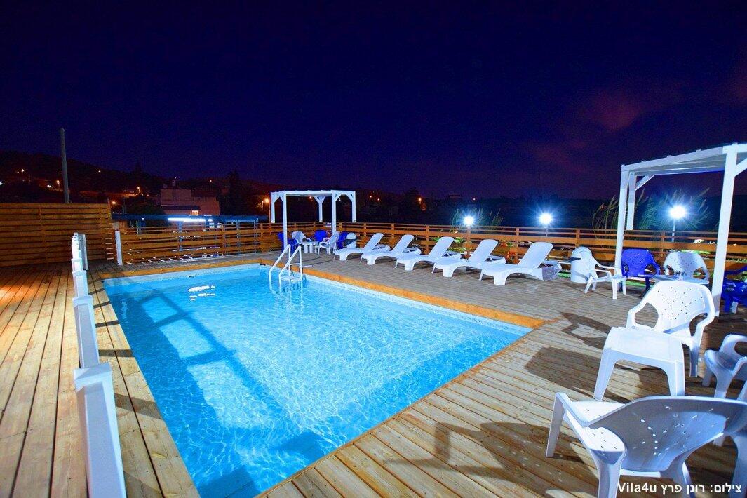 אחוזת הנסיכה וילג מרכז אחוזת הנסיכה וילג - הבריכה בריכת שחייה מפנקת עם מיטות שיזוף נופש - וי פור ויקיישן - V for Vacation