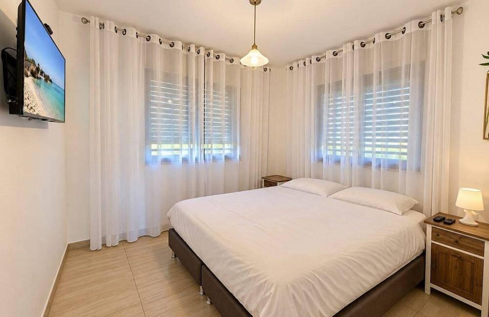 וילה ארינס - Villa Arins דרום  11  נופש - וי פור ויקיישן - V for Vacation