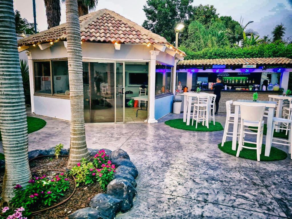 בחצר של אפריים מרכז  12  נופש - וי פור ויקיישן - V for Vacation