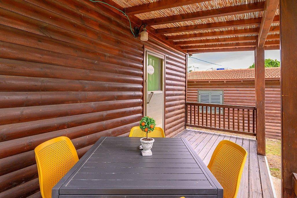 בינות תמרים מרכז  17  נופש - וי פור ויקיישן - V for Vacation