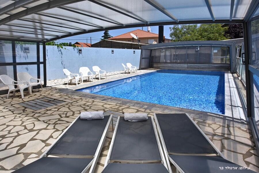 סוויטות כחול לבן ובקתות אגם צפון  24  נופש - וי פור ויקיישן - V for Vacation