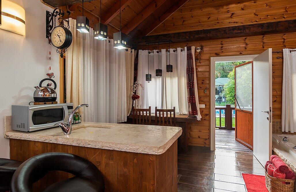 בקתות גבי בקצה היער צפון  13  נופש - וי פור ויקיישן - V for Vacation