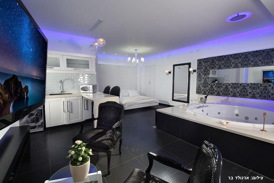 סוויטות כחול לבן ובקתות אגם צפון  20  נופש - וי פור ויקיישן - V for Vacation