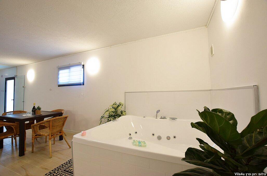 לקשורי סוויט - Luxury suite צפון  19  נופש - וי פור ויקיישן - V for Vacation