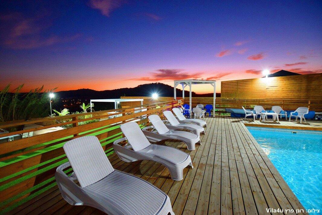 אחוזת הנסיכה וילג מרכז אחוזת הנסיכה וילג - מתחם הבריכה מיטות שיזוף לצד הבריכה נופש - וי פור ויקיישן - V for Vacation