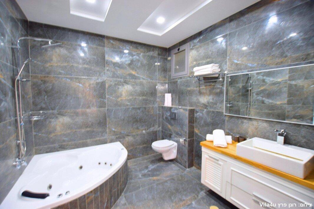 אחוזת הנסיכה וילג - חדרי הרחצה