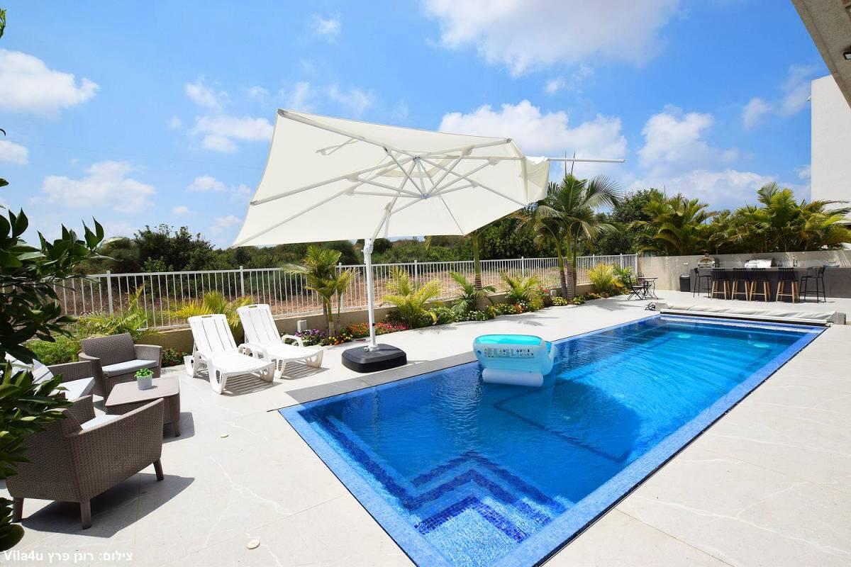 הבריכה של ליבי מרכז  3  לופט 4 יו