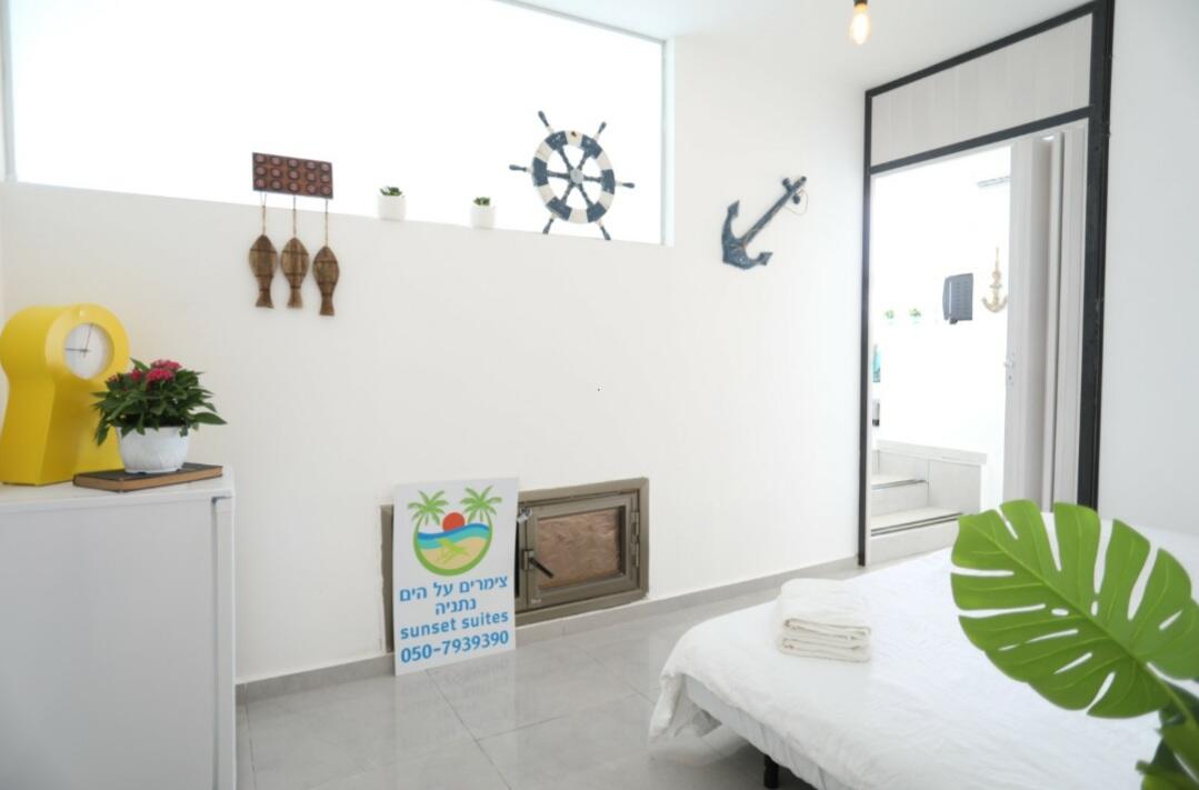 רויאל חוף צאנז וגקוזי איטלקי מול גלי הים מרכז  15  נופש - וי פור ויקיישן - V for Vacation