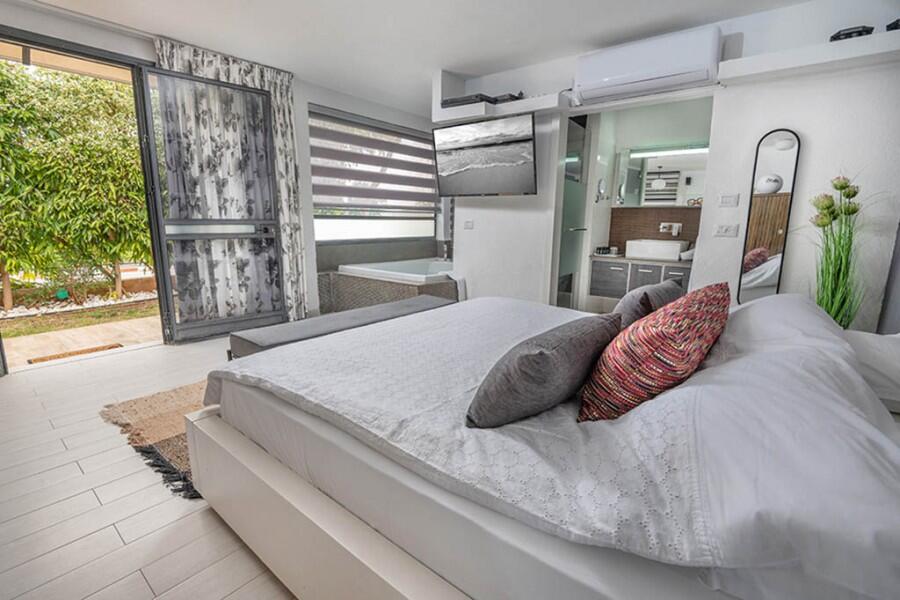 באטצי סוויטות יוקרה צפון  8  נופש - וי פור ויקיישן - V for Vacation