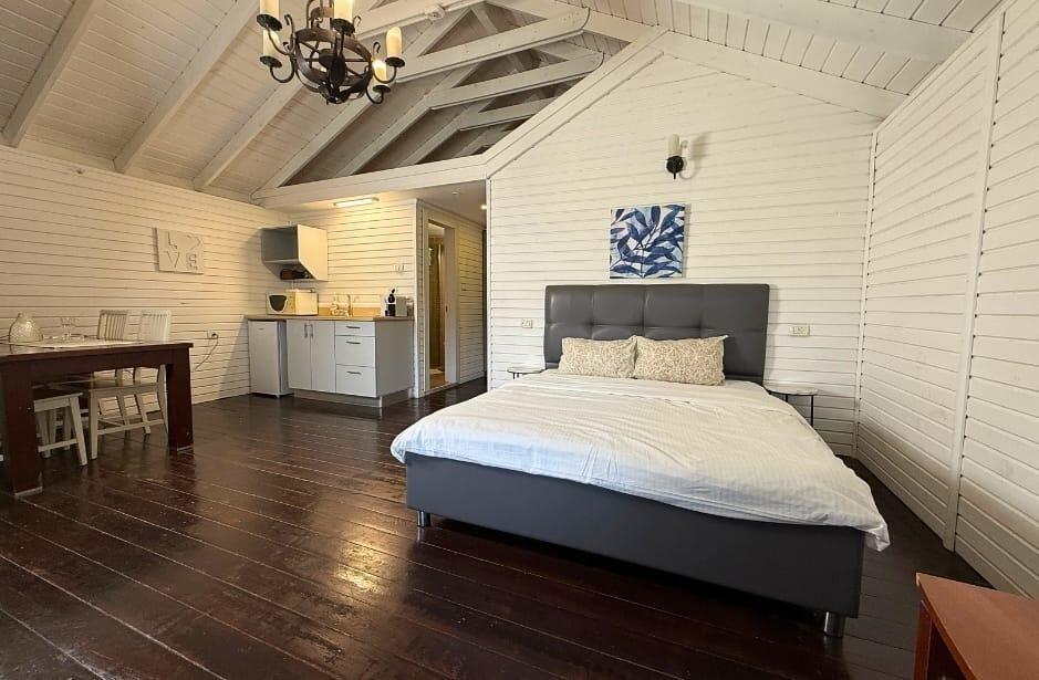 צימרים בצל האלון צפון  33  נופש - וי פור ויקיישן - V for Vacation