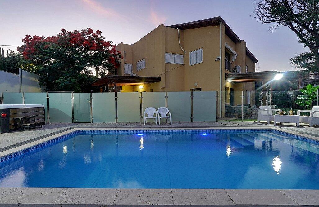 שלווה במושבה צפון  23  נופש - וי פור ויקיישן - V for Vacation