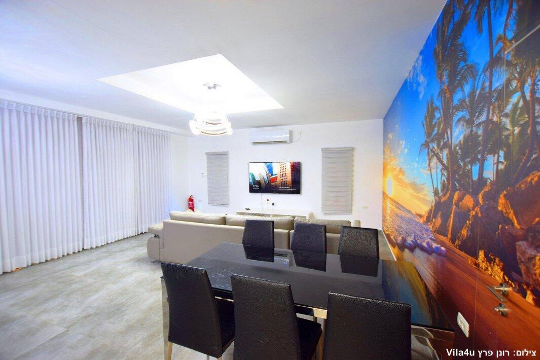 אחוזת הנסיכה וילג מרכז אחוזת הנסיכה וילג - המתחם הפנימי פינת אוכל לצד הסלון נופש - וי פור ויקיישן - V for Vacation