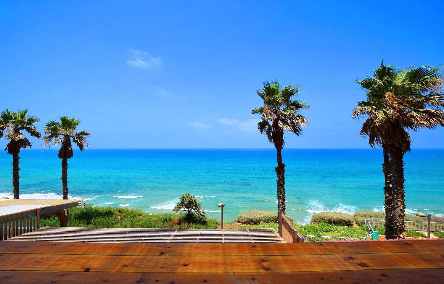 רויאל חוף צאנז וגקוזי איטלקי מול גלי הים מרכז  10  נופש - וי פור ויקיישן - V for Vacation