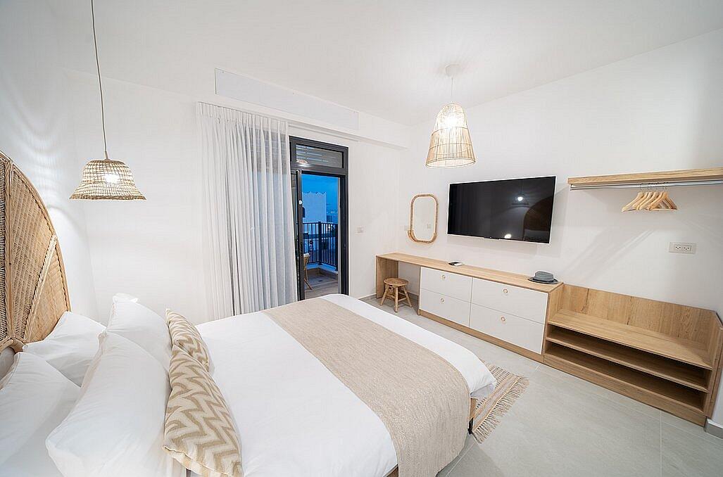 אלה סאן - וילה שקמה - מיטה זוגית עם מצעים מפנקים