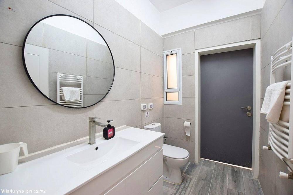 וילה מול הצדיק פקיעין צפון  25  נופש - וי פור ויקיישן - V for Vacation