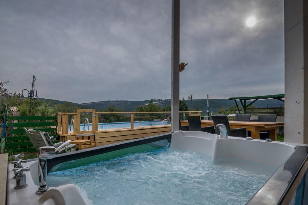 שיר החורש צפון  4  נופש - וי פור ויקיישן - V for Vacation