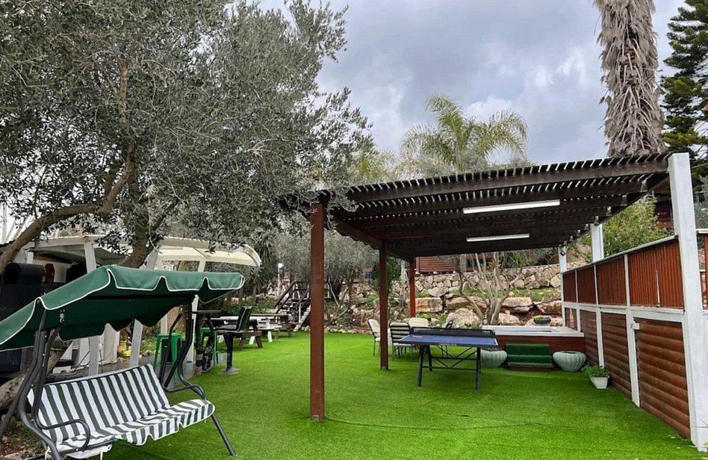 בין אומנות וטבע צוריאל צפון  19  נופש - וי פור ויקיישן - V for Vacation