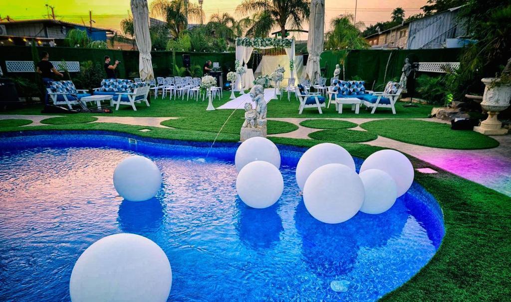 בחצר של אפריים מרכז  3  נופש - וי פור ויקיישן - V for Vacation