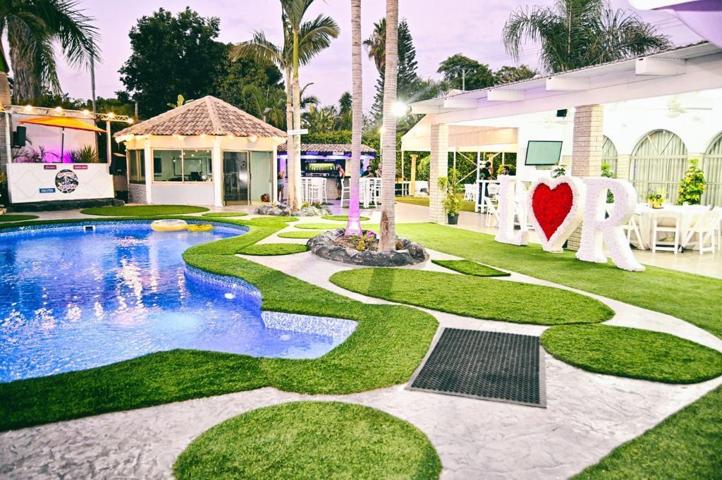 בחצר של אפריים מרכז  11  נופש - וי פור ויקיישן - V for Vacation