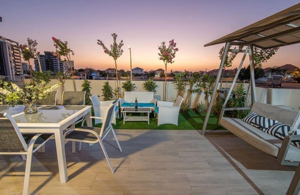 ארכיטקט ביץ האוס מרכז  2  נופש - וי פור ויקיישן - V for Vacation