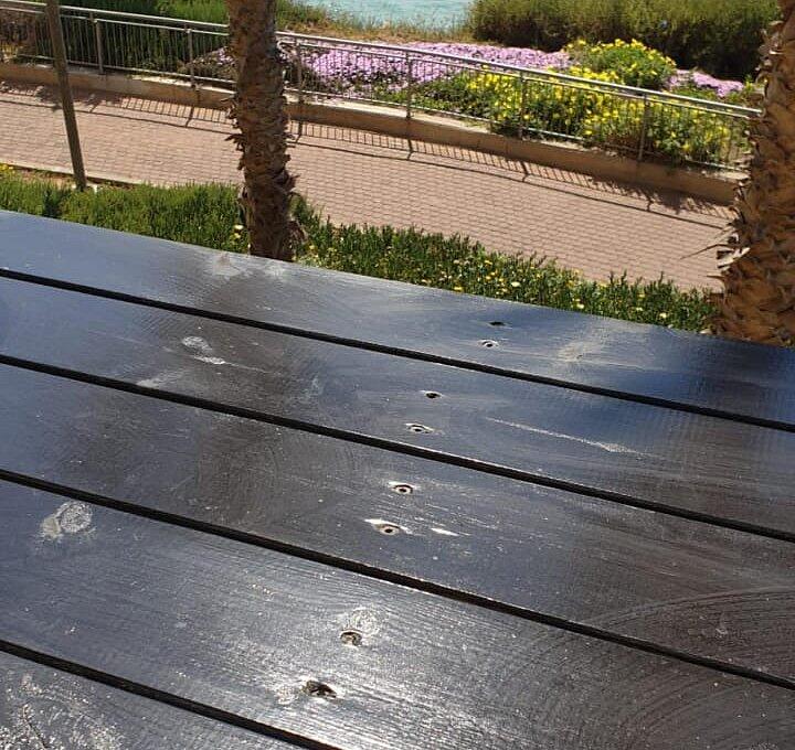 רויאל חוף צאנז וגקוזי איטלקי מול גלי הים מרכז  28  נופש - וי פור ויקיישן - V for Vacation