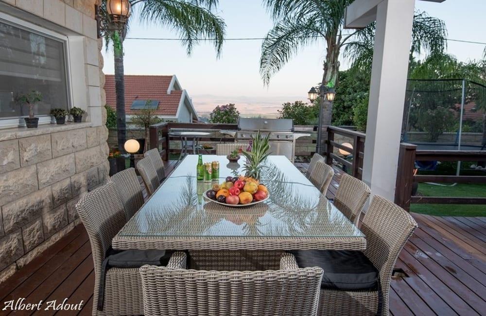 אחוזת הנרקיס 42 צפון  28  נופש - וי פור ויקיישן - V for Vacation