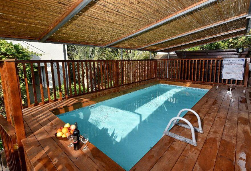 וילה שחור לבן צפון  1  נופש - וי פור ויקיישן - V for Vacation