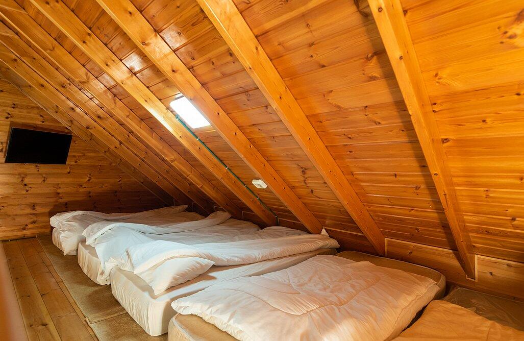 בקתות גבי בקצה היער צפון  9  נופש - וי פור ויקיישן - V for Vacation