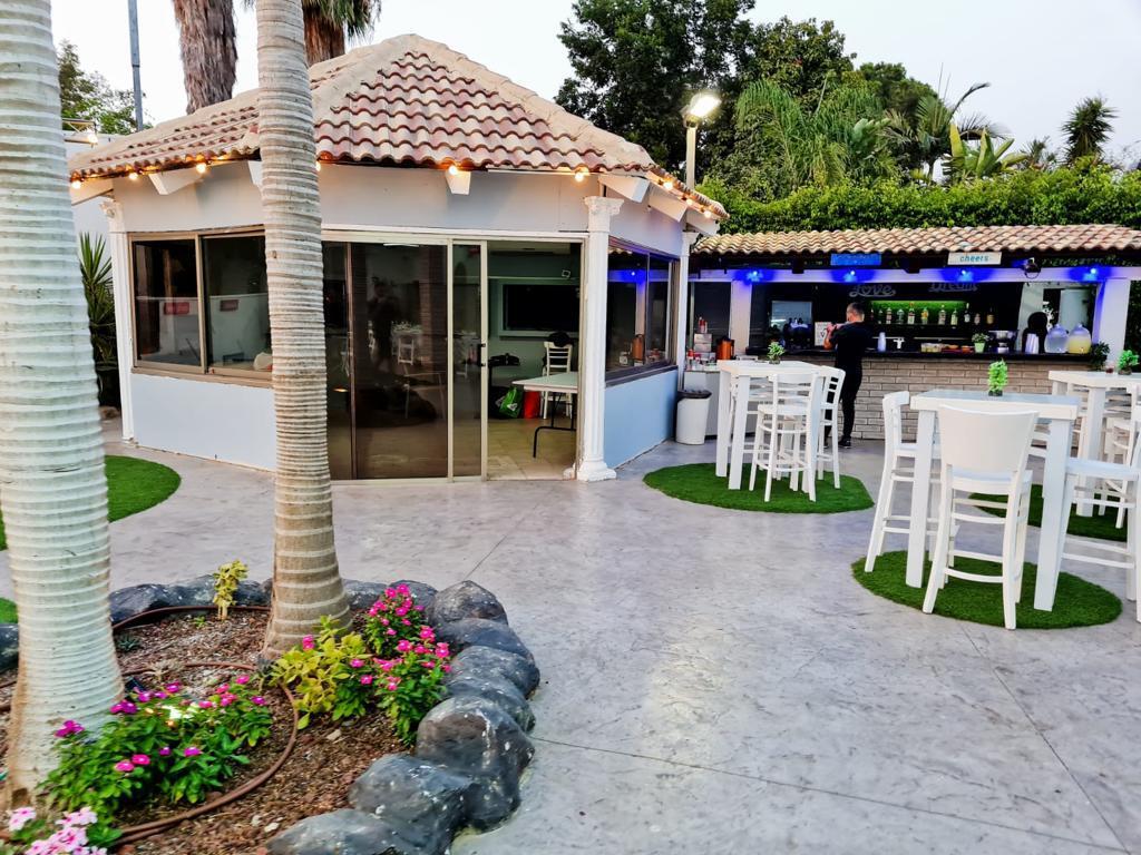 בחצר של אפריים מרכז  17  נופש - וי פור ויקיישן - V for Vacation