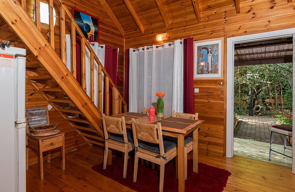 בקתות גבי בקצה היער צפון  6  נופש - וי פור ויקיישן - V for Vacation