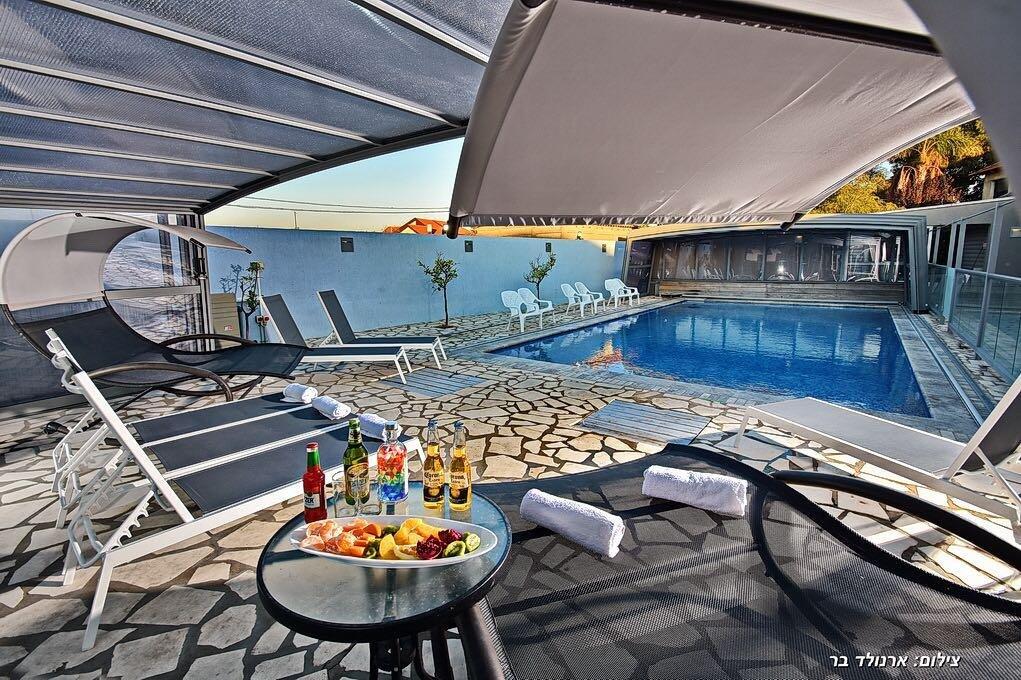 סוויטות כחול לבן ובקתות אגם צפון  3  נופש - וי פור ויקיישן - V for Vacation