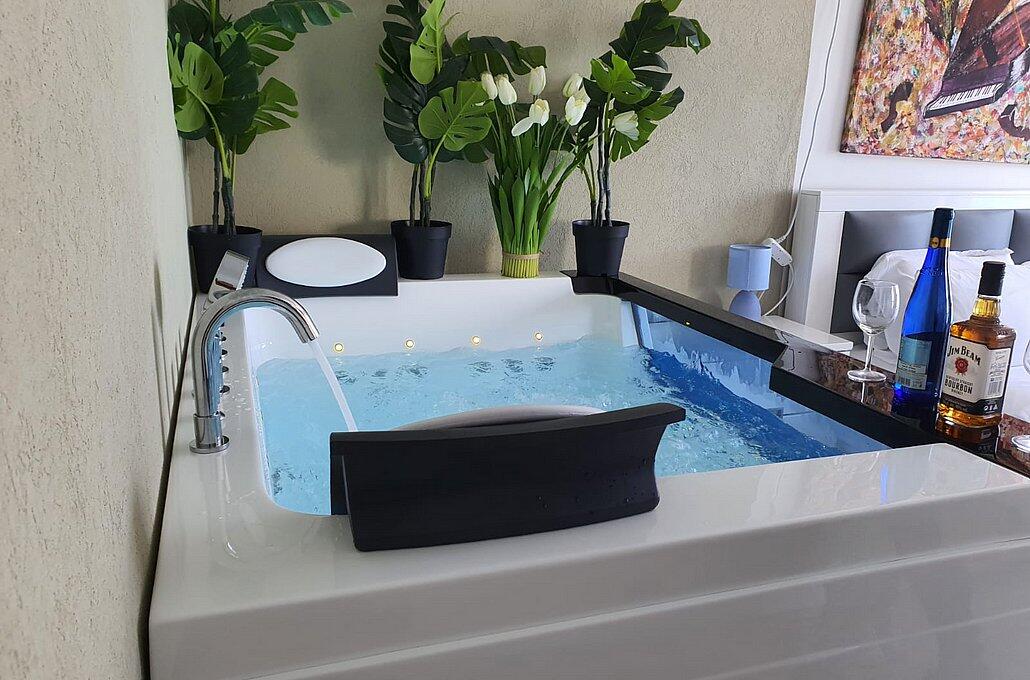 רויאל חוף צאנז וגקוזי איטלקי מול גלי הים מרכז  11  נופש - וי פור ויקיישן - V for Vacation