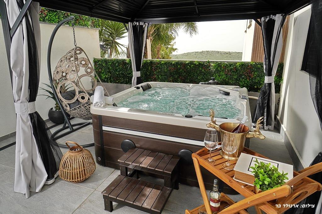 M בוטיק צפון  13  נופש - וי פור ויקיישן - V for Vacation