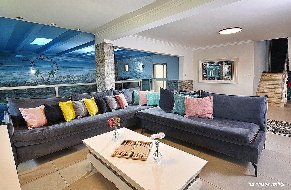 הוילה באחוזה צפון  7  נופש - וי פור ויקיישן - V for Vacation