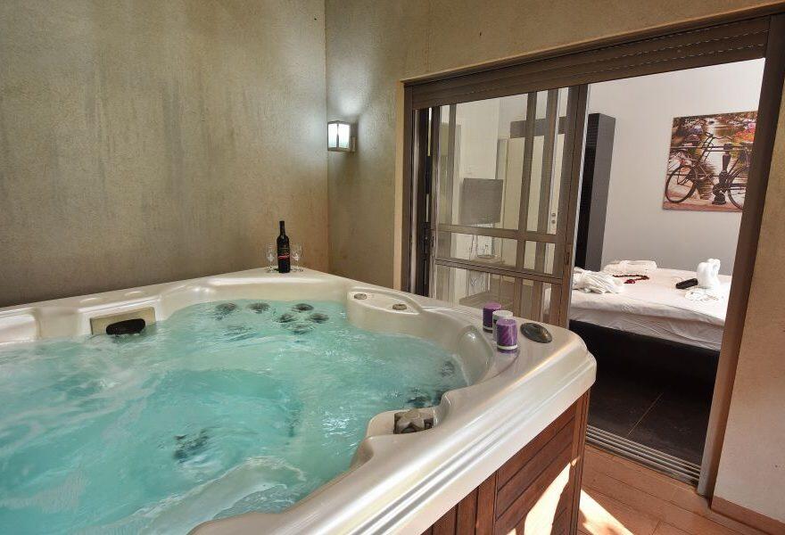 וילה שחור לבן צפון  2  נופש - וי פור ויקיישן - V for Vacation