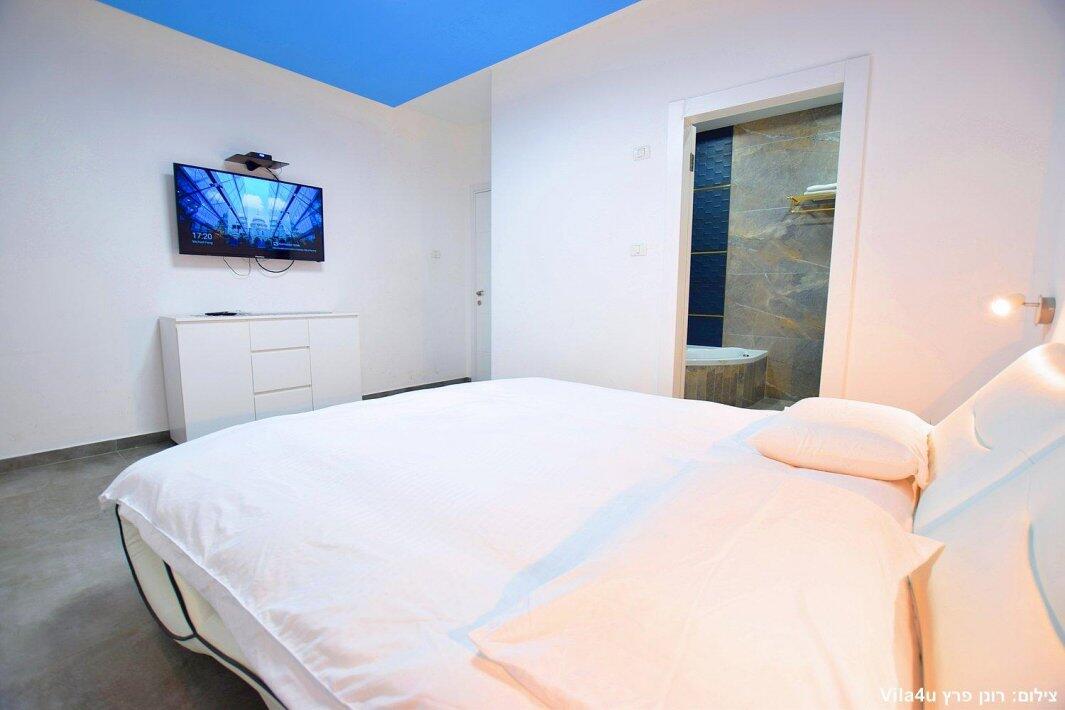 אחוזת הנסיכה וילג מרכז אחוזת הנסיכה וילג - חדרי השינה חדר שינה עם מיטה זוגית מפנקת נופש - וי פור ויקיישן - V for Vacation