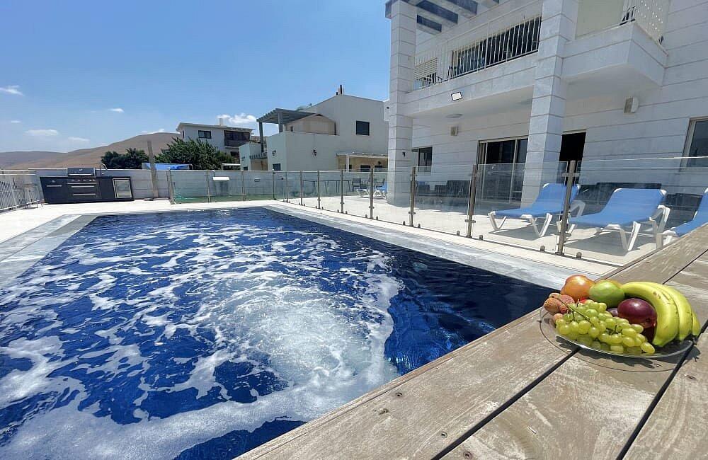 וילה לבנה יבנאל צפון  27  נופש - וי פור ויקיישן - V for Vacation