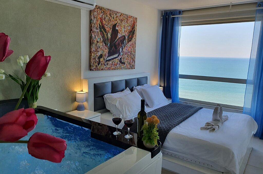 רויאל חוף צאנז וגקוזי איטלקי מול גלי הים מרכז  2  נופש - וי פור ויקיישן - V for Vacation