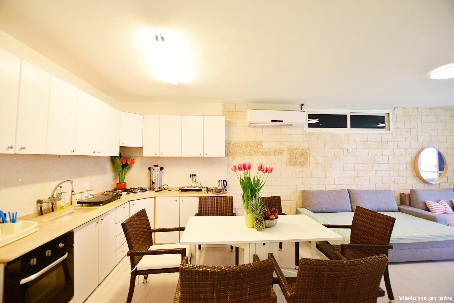 רויאל חוף צאנז וגקוזי איטלקי מול גלי הים מרכז  13  נופש - וי פור ויקיישן - V for Vacation