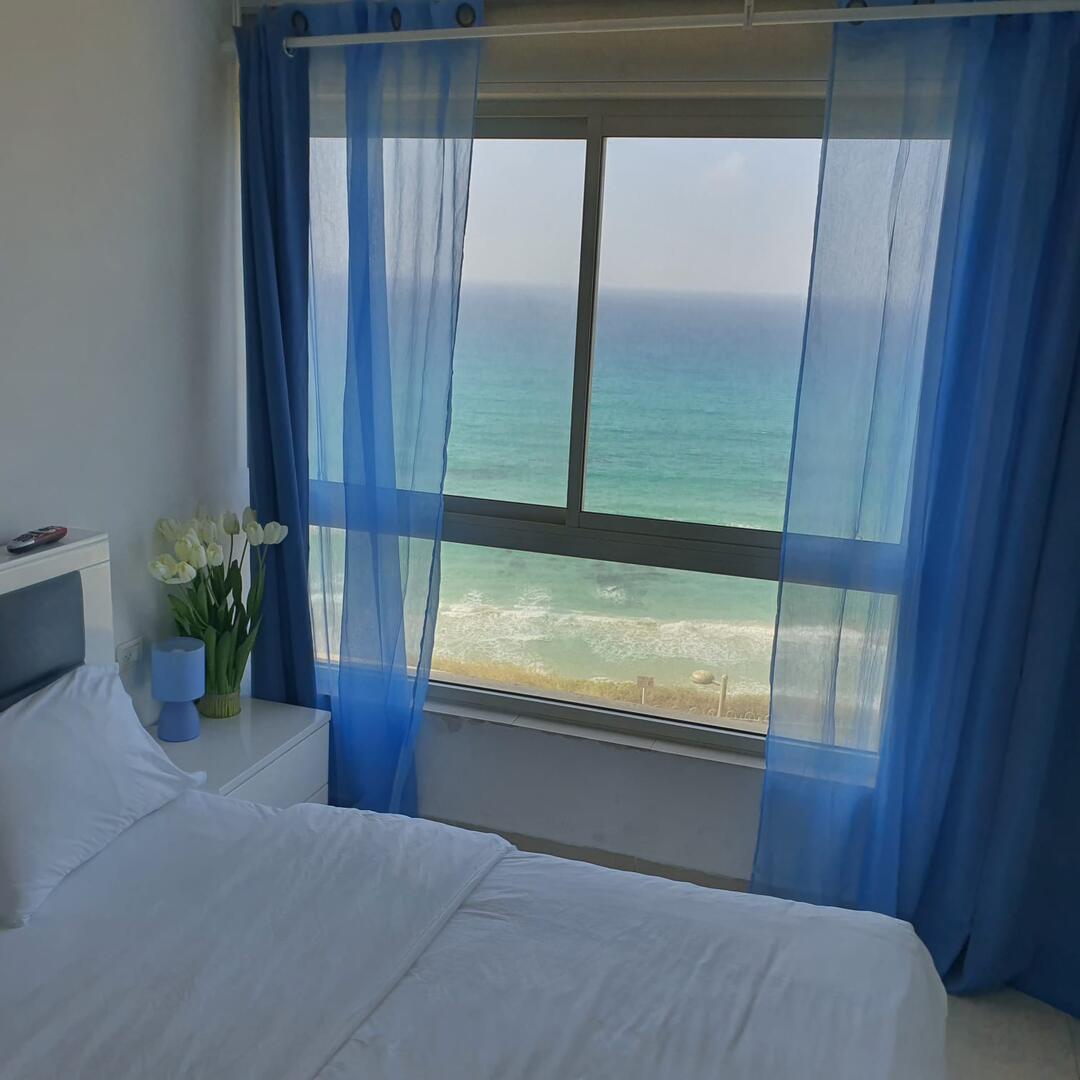 רויאל חוף צאנז וגקוזי איטלקי מול גלי הים מרכז  18  נופש - וי פור ויקיישן - V for Vacation