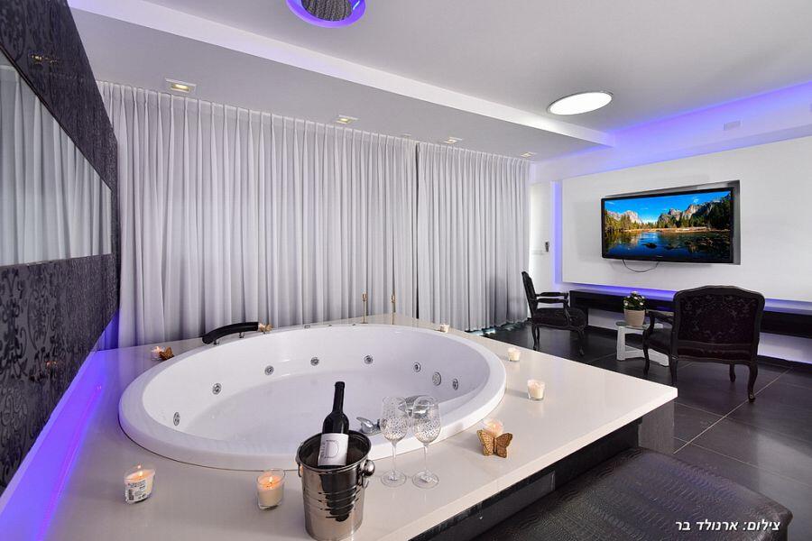 סוויטות כחול לבן ובקתות אגם צפון  19  נופש - וי פור ויקיישן - V for Vacation