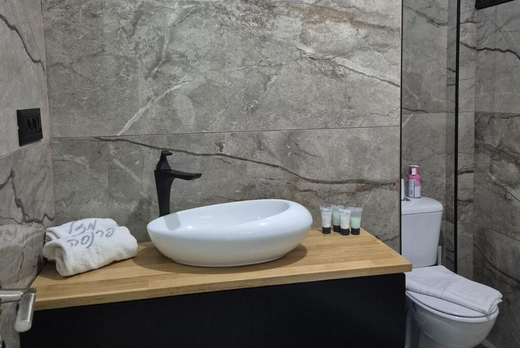 אלת הגליל צפון  27  נופש - וי פור ויקיישן - V for Vacation