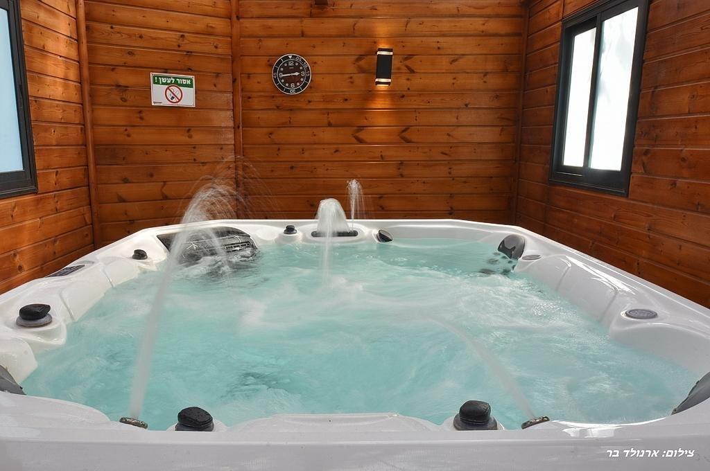 קדמת עדן צפון  4  נופש - וי פור ויקיישן - V for Vacation