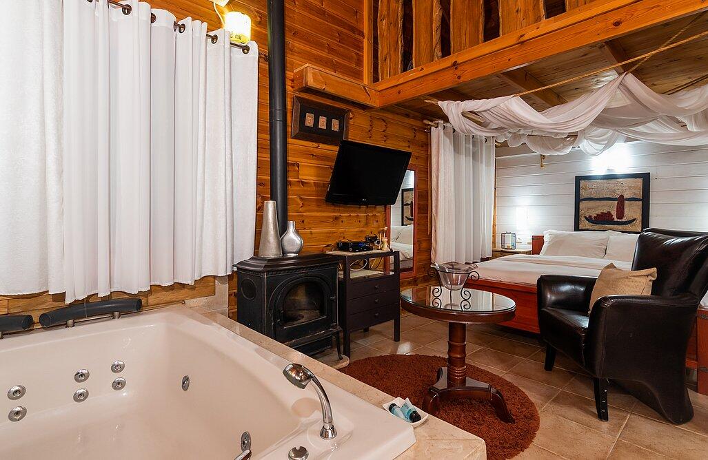 בקתות גבי בקצה היער צפון  4  נופש - וי פור ויקיישן - V for Vacation